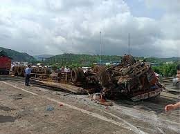 theindiaprint.com maharashtra a container overturned on the mumbai pune expressway leaving 2 people dead and 4 wounded download 2023 08 21t191948.200 11zon