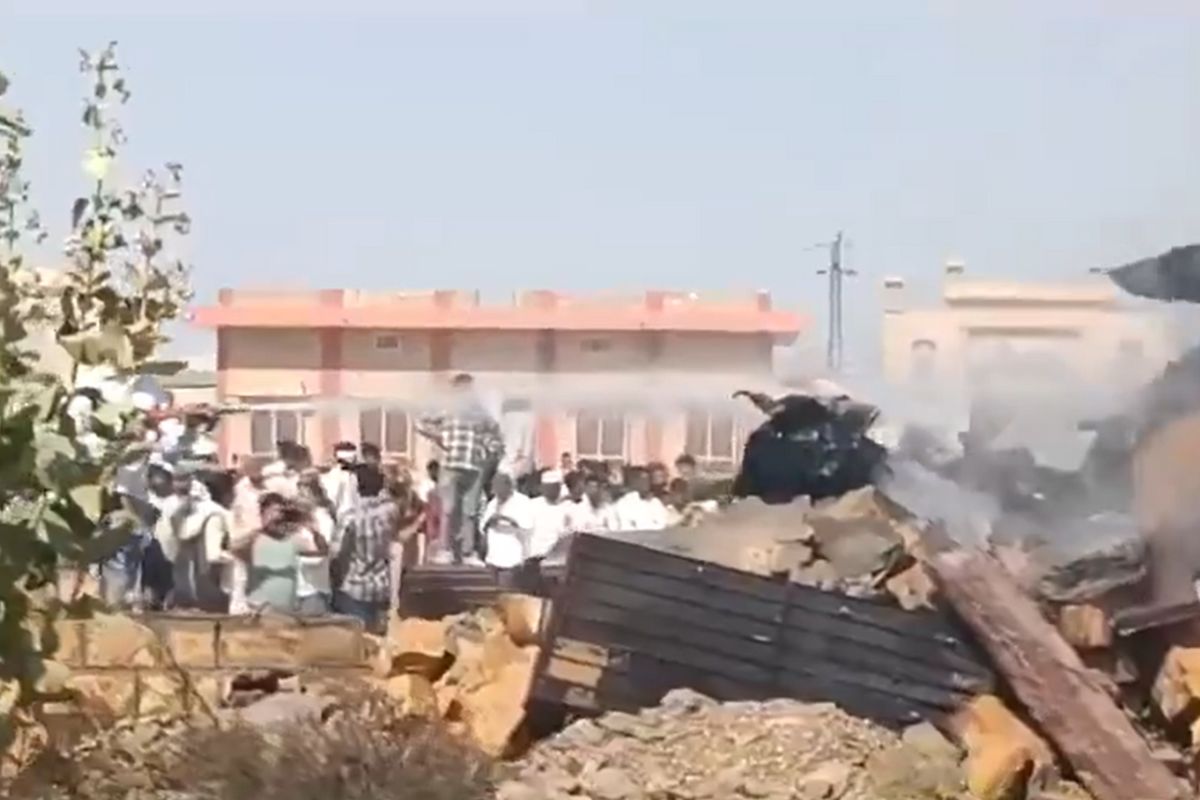 In Jaisalmer, an army helicopter “crashes.”