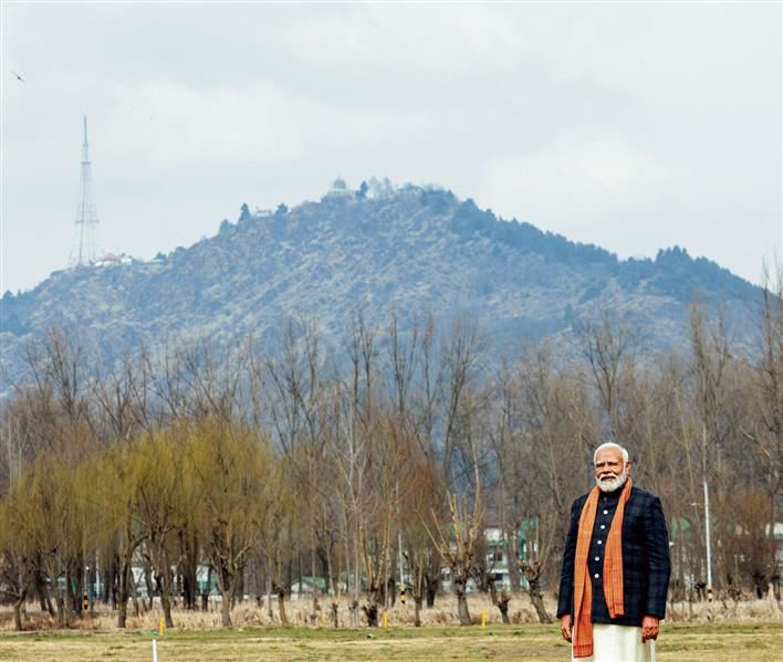 PM Modi visits local businesspeople and stops to view Shankaracharya Hill