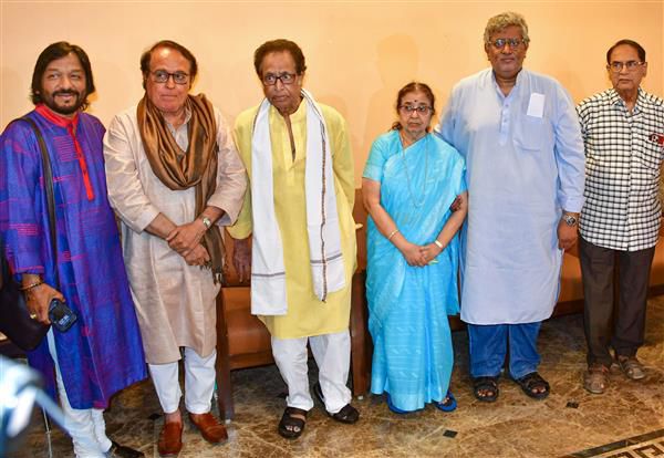 AR Rahman and Amitabh Bachchan will receive the Mangeshkar Family Awards