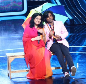 As they shake hands in “Rimjhim Gire Sawan,” Gaurav More and Moushumi Chatterjee