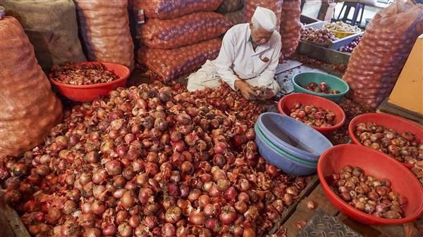 The government removes the restriction on exporting onions and sets a minimum export price of USD 550 per tonne